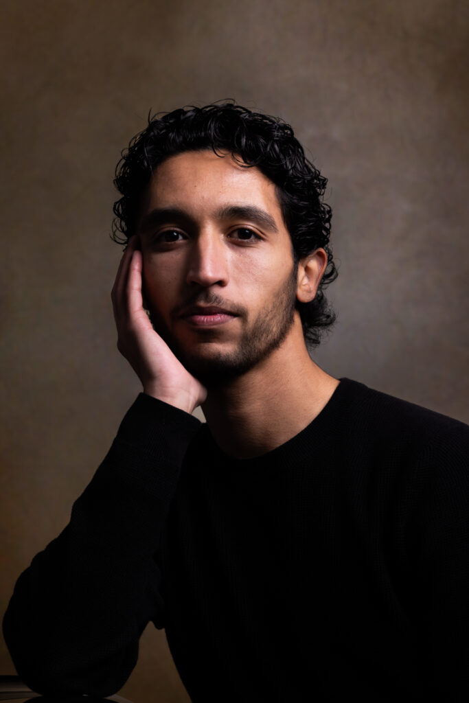 portrait professionnel en studio d'un beau jeune homme aux cheveux noirs