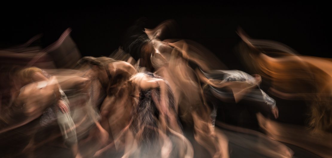 photo artistique en pose lente da danseurs dans les tons chairs et orangés