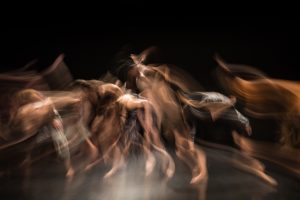 photo artistique en pose lente da danseurs dans les tons chairs et orangés