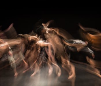 photo artistique en pose lente da danseurs dans les tons chairs et orangés