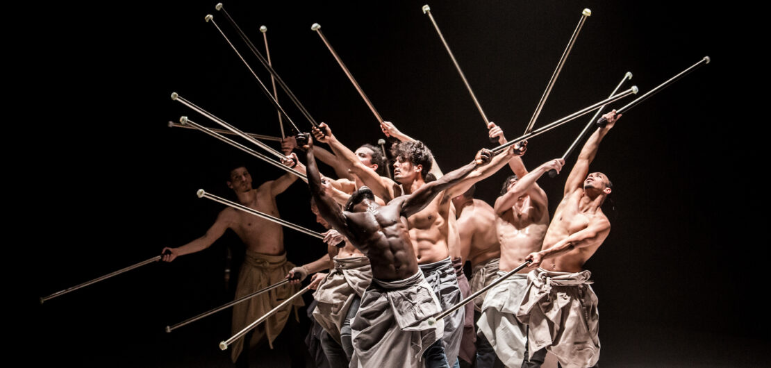 groupe de danseur contemporain sur scene