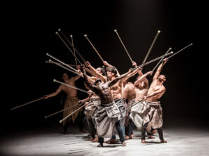 groupe de danseur contemporain sur scene