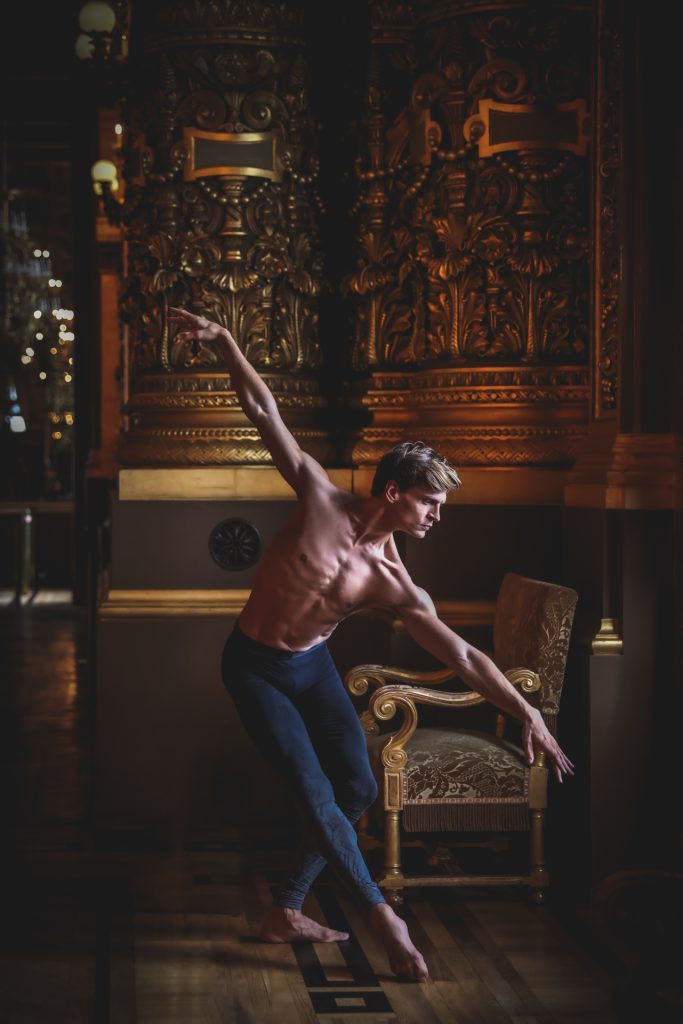 portrait posé d'un danseur classique a l'opera Garnier de Paris