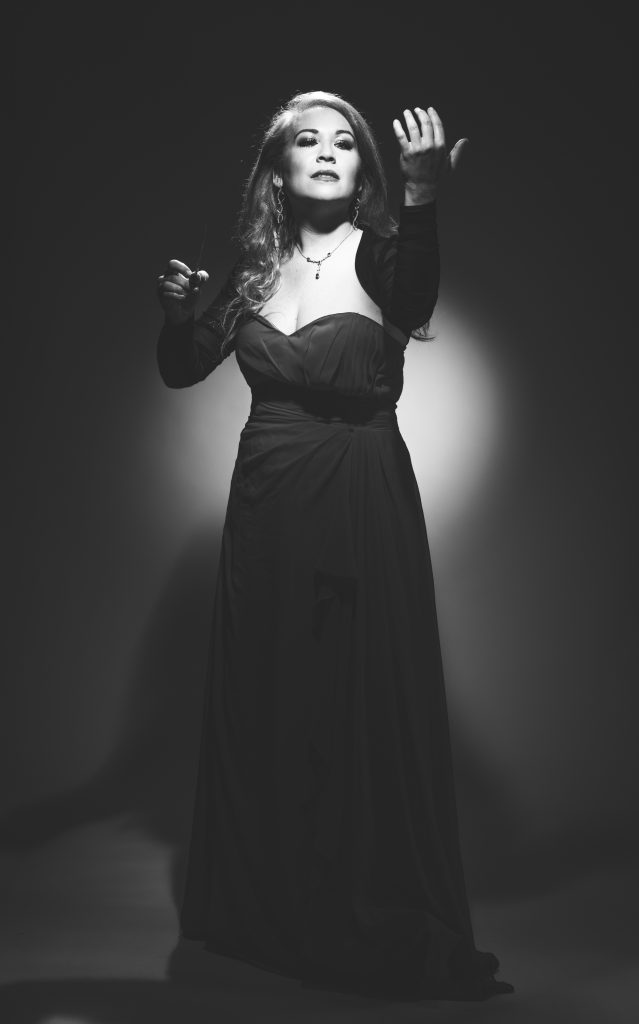 Portrait en noir et blanc dans un style luxueux, élégant et intemporel d'une femme elegante