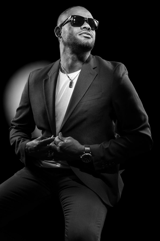 Portrait en noir et blanc dans un style luxueux, élégant et intemporel d'un jeune homme nor avec des lunettes de soleil