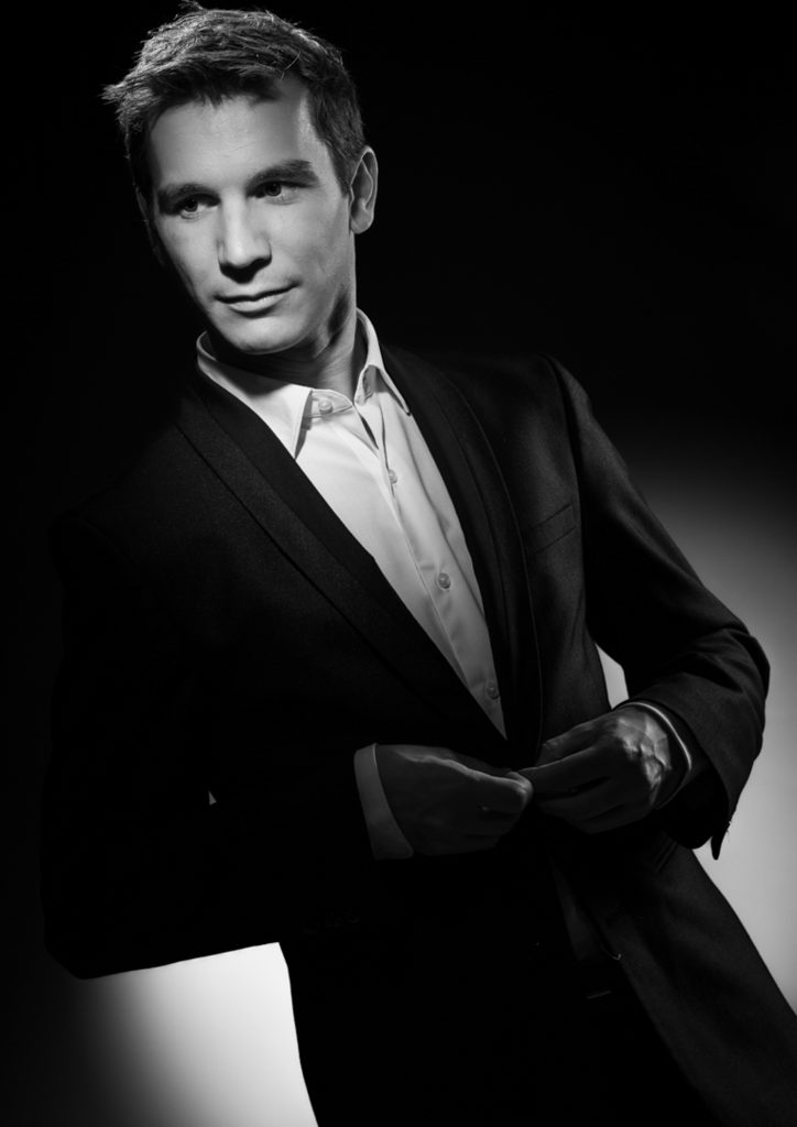 Portrait en noir et blanc dans un style luxueux, élégant et intemporel d'un homme élégant