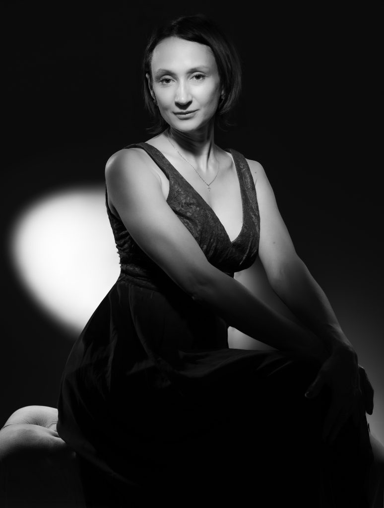 Portrait en noir et blanc dans un style luxueux, élégant et intemporel d'une femme en robe