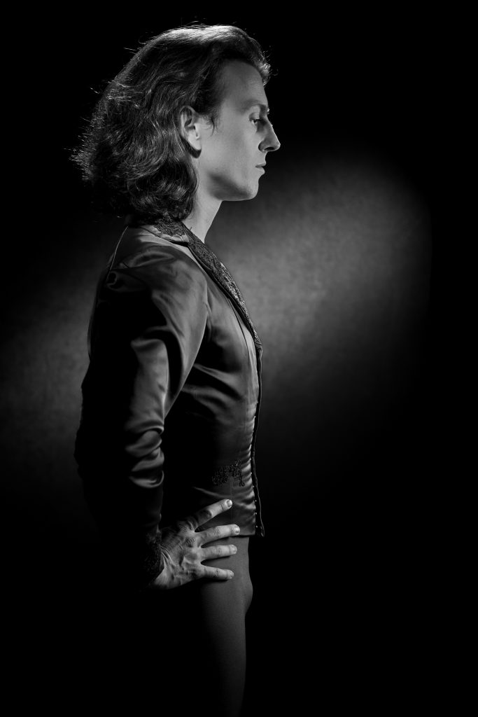 Portrait en noir et blanc dans un style luxueux, élégant et intemporel d'un danseur classique de profil