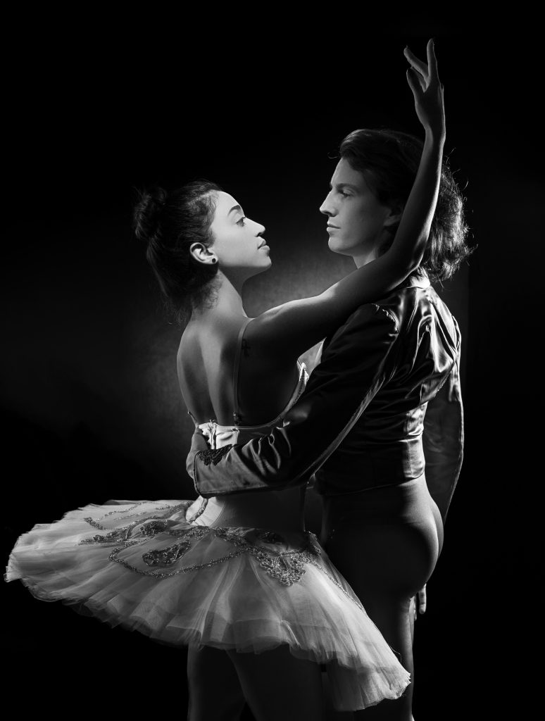 Portrait en noir et blanc dans un style luxueux, élégant et intemporel d'un couple de danseurs classiques