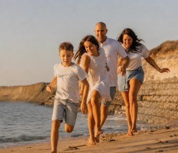 Famille courant sur la plage pendant une séance photo à Soulac-sur-Mer au coucher du soleil